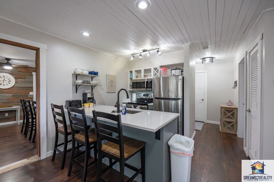 Breakfast Bar and Kitchen
