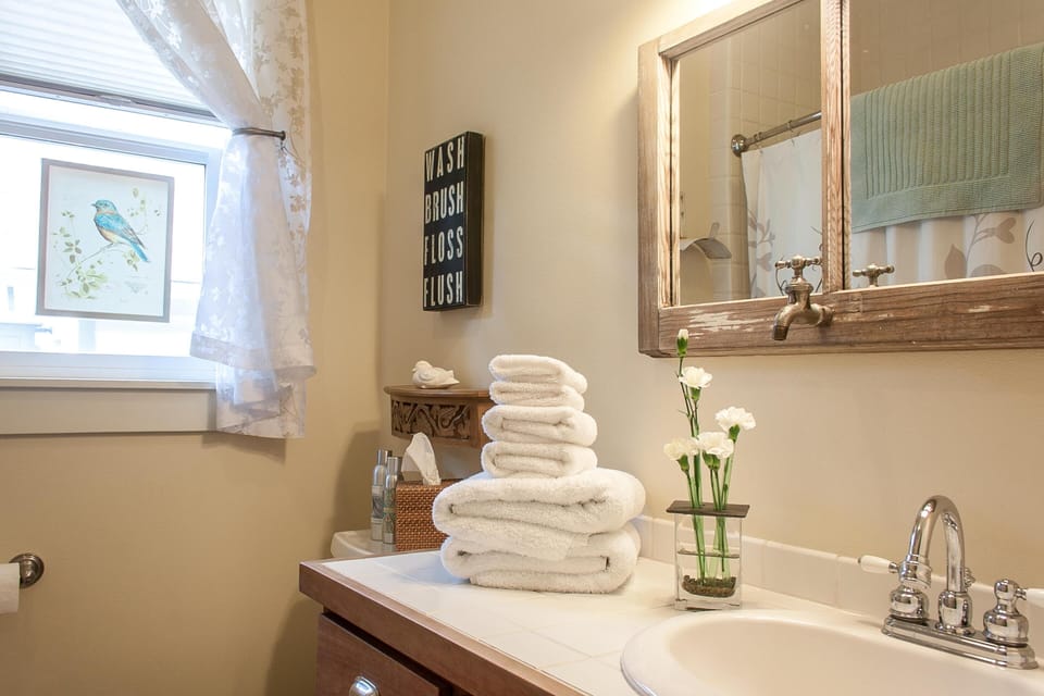 Shared full bath with fresh fluffy towels, earth friendly soaps and shampoos.