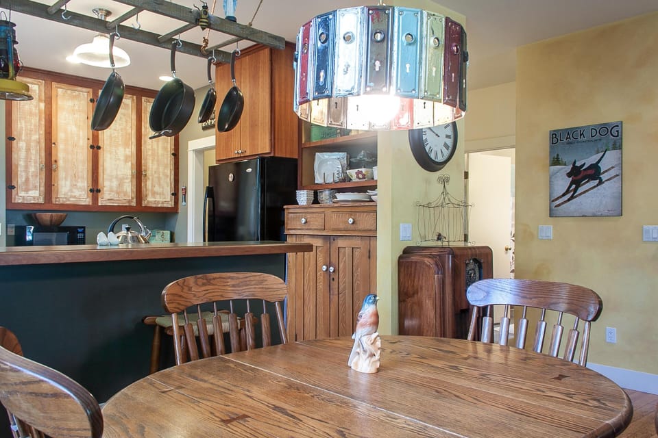 Comfortable dining for 6 at the table and bar