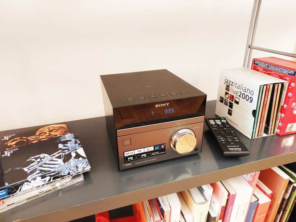 Stereo with a selection of JAZZ music and Italian CLASSIC music