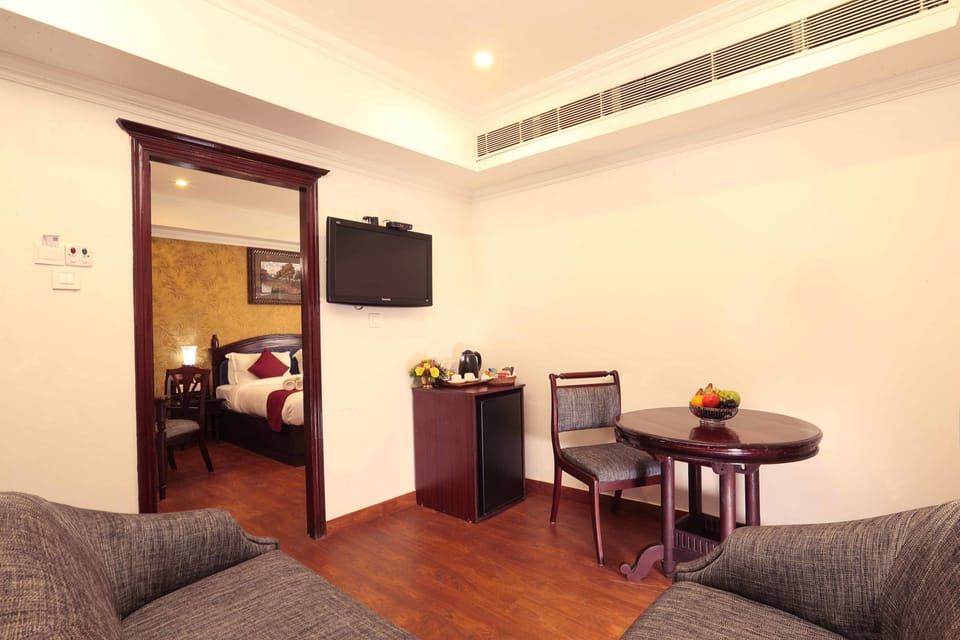 Suite | In-room safe, soundproofing, iron/ironing board, rollaway beds