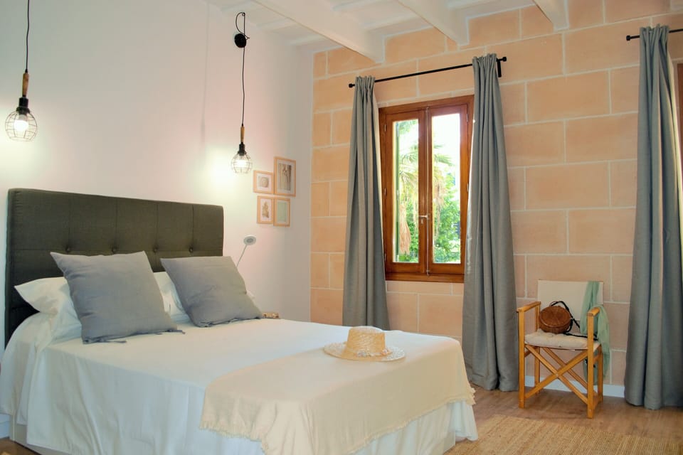 Comfort Room | Premium bedding, memory foam beds, in-room safe, desk