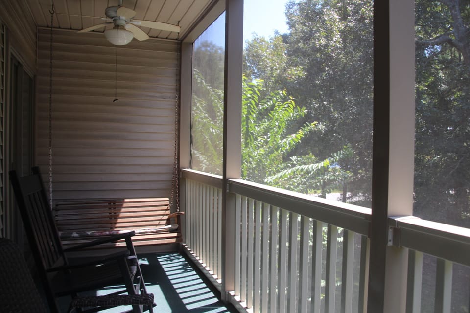 Screened in veranda with swing to enjoy the wild birds and the 16th green

