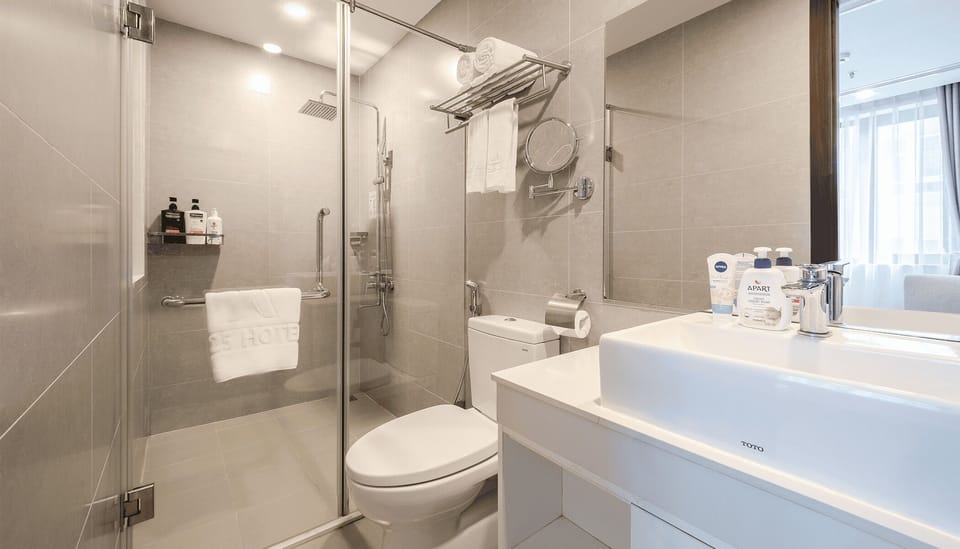 Premium Deluxe | Bathroom | Shower, free toiletries, hair dryer, bathrobes