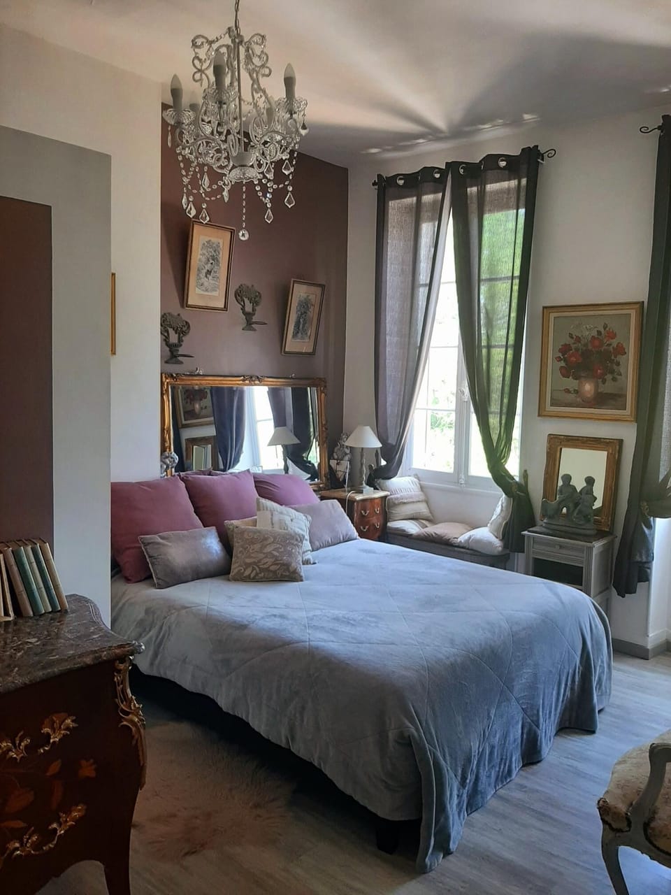 Double Room, 1 Bedroom | Minibar, individually decorated, desk, iron/ironing board