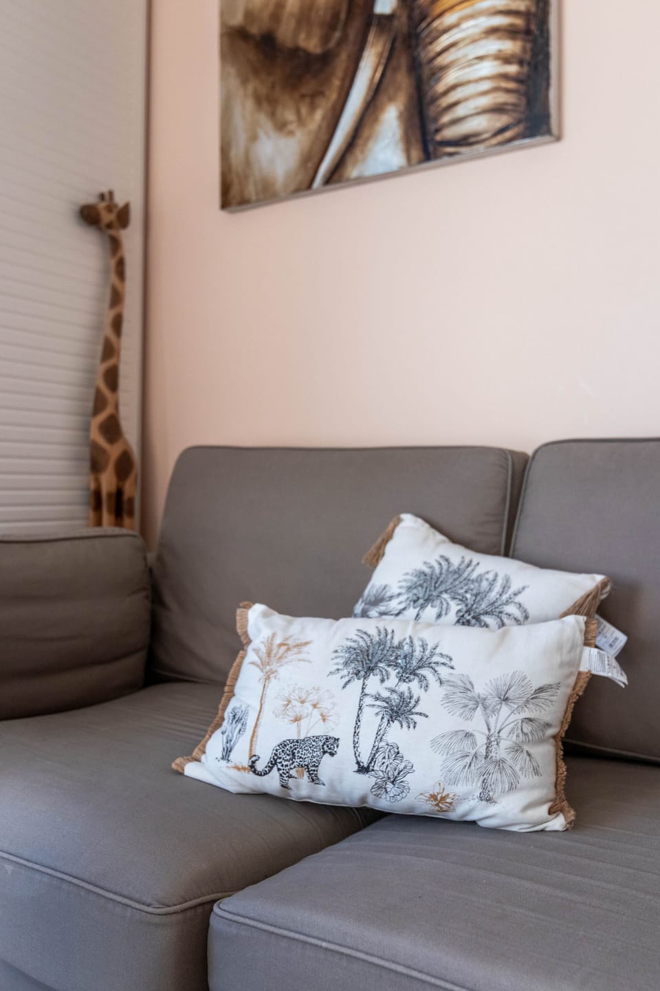 Basic Studio (Burkina) | Living area | Flat-screen TV, toys