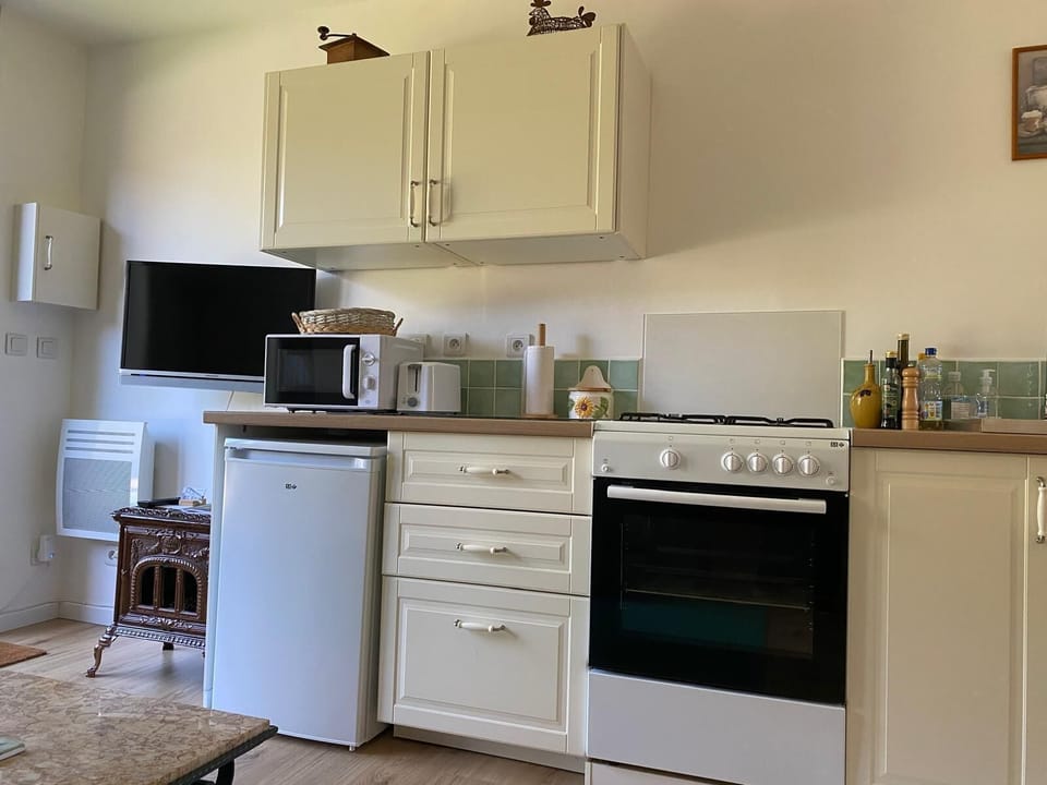 Comfort Cottage, Ensuite | Private kitchen | Highchair