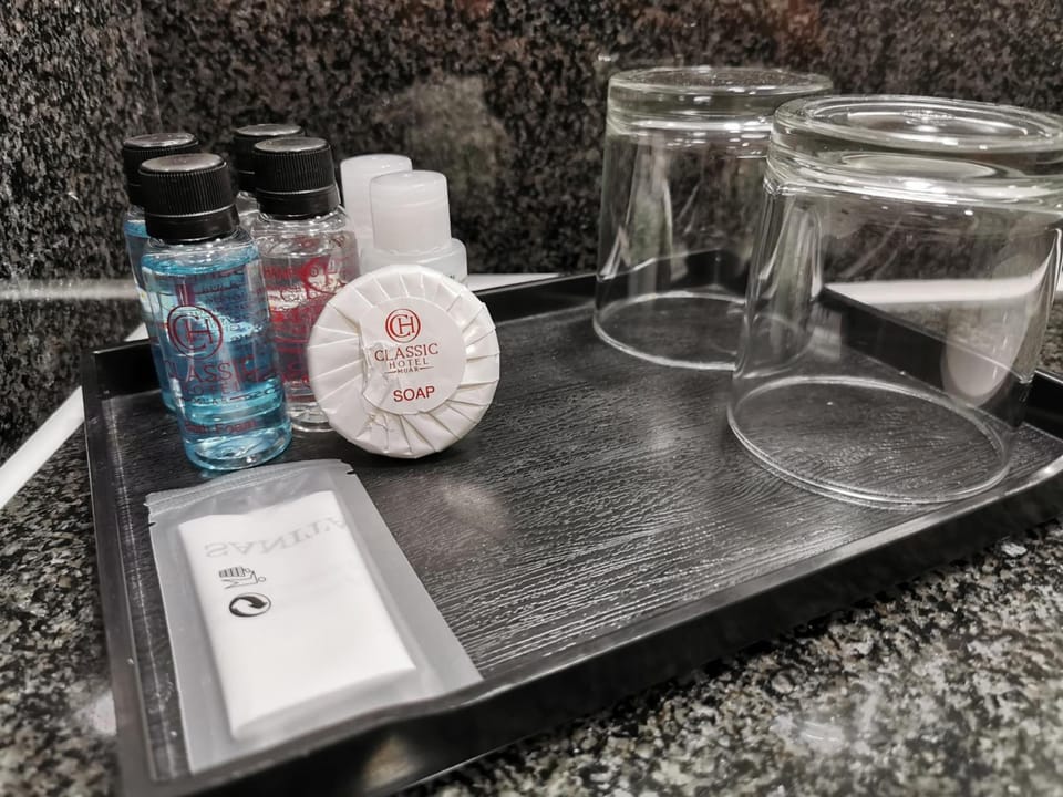 Combined shower/tub, deep soaking tub, free toiletries
