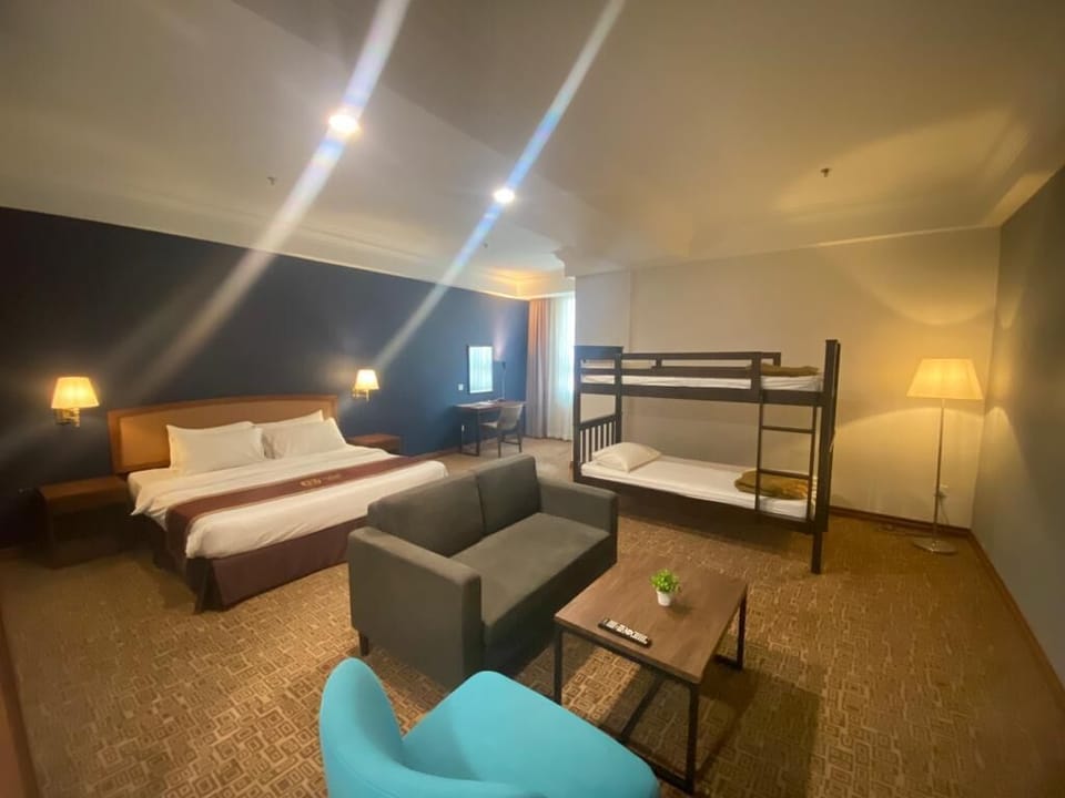 Family Room | Minibar, in-room safe, desk, blackout drapes