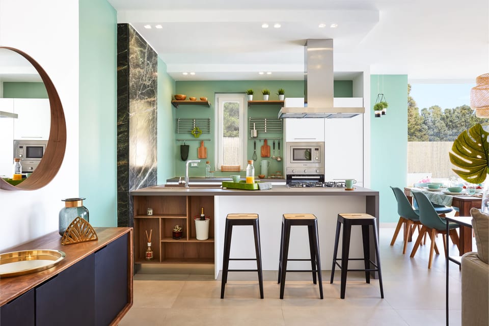 Full-size fridge, microwave, oven, coffee/tea maker