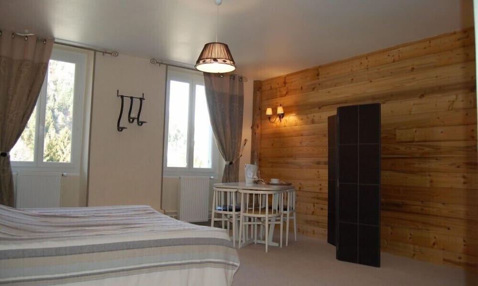 Double Room (Sapin) | Individually decorated, individually furnished, blackout drapes