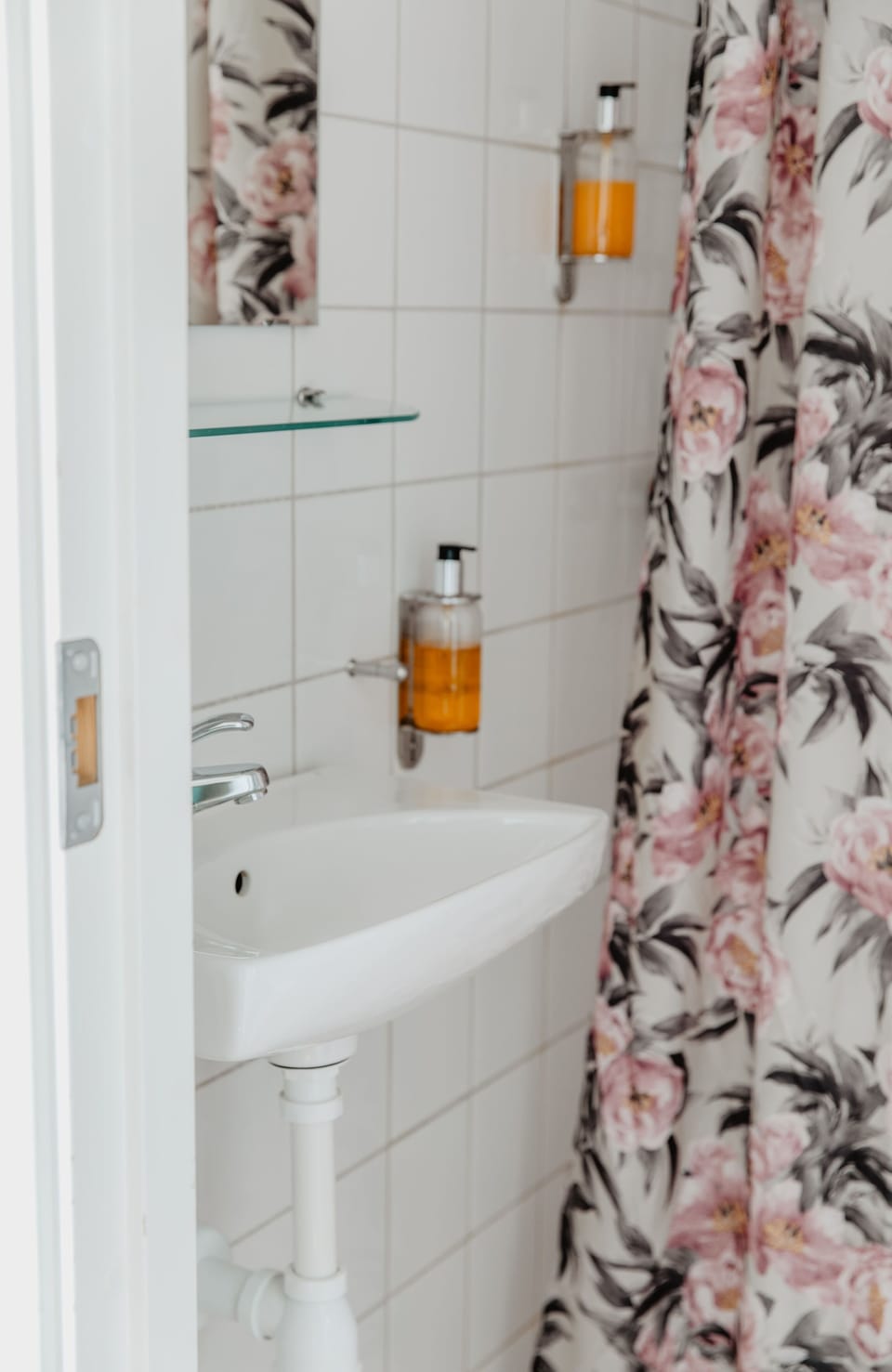 Economy Room | Bathroom | Shower, free toiletries, hair dryer, towels