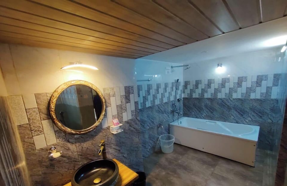 Standard Suite | Bathroom | Separate tub and shower, free toiletries, hair dryer, towels