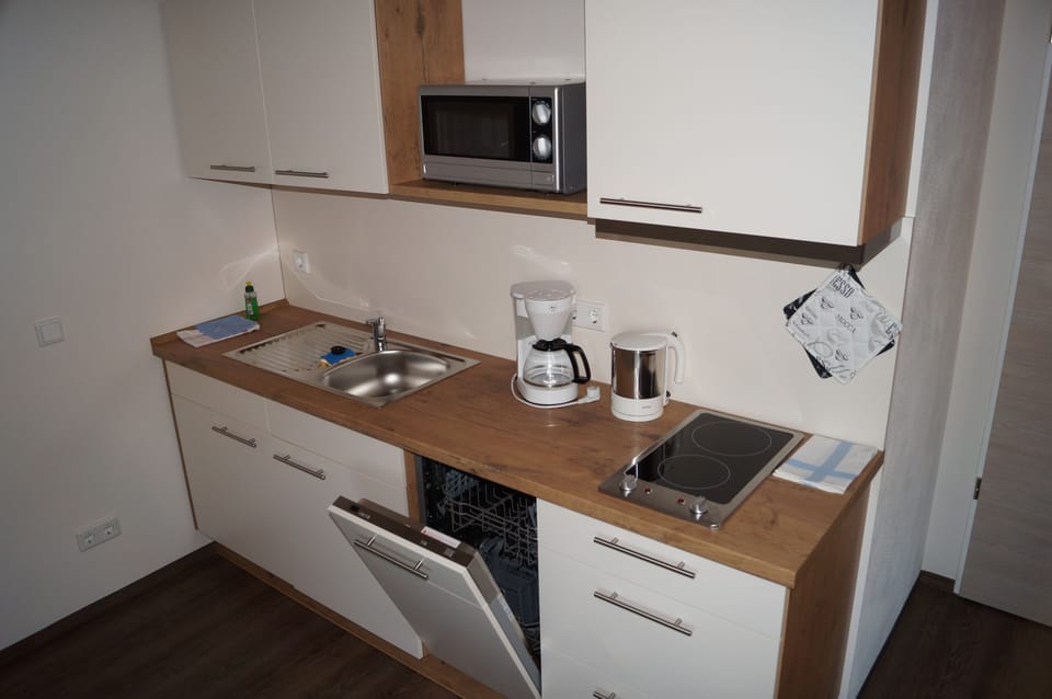 City Apartment, City View | Private kitchen