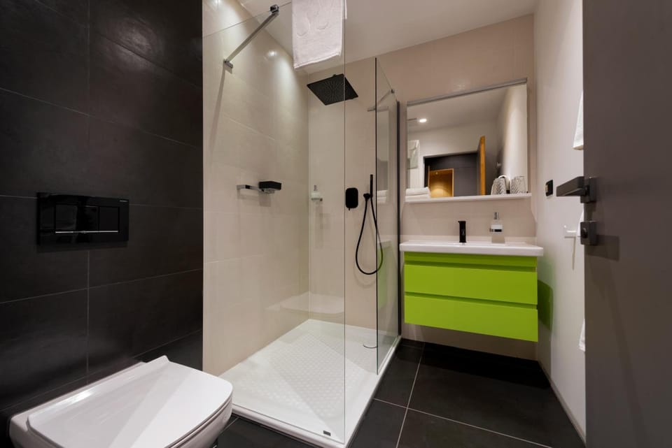 Shower, rainfall showerhead, free toiletries, hair dryer