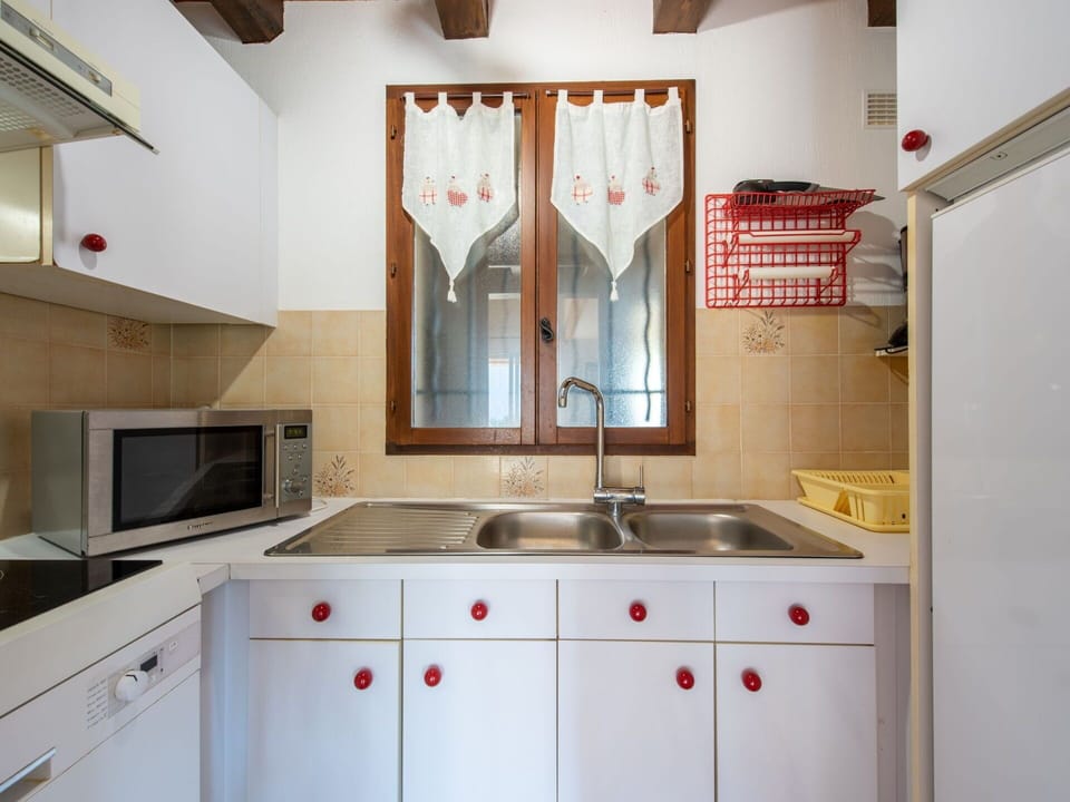 Kitchen Sink, Tap, Cabinetry, Sink, Countertop, Property, Plumbing Fixture, White, Kitchen, Wood