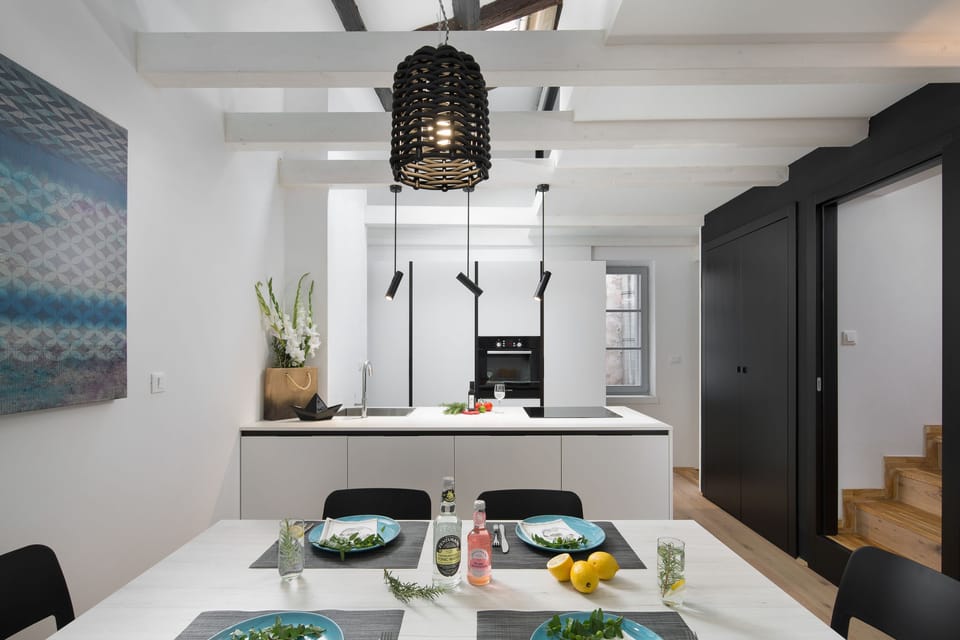 Deluxe Apartment, 2 Bedrooms, 2 Bathrooms, City View | In-room dining