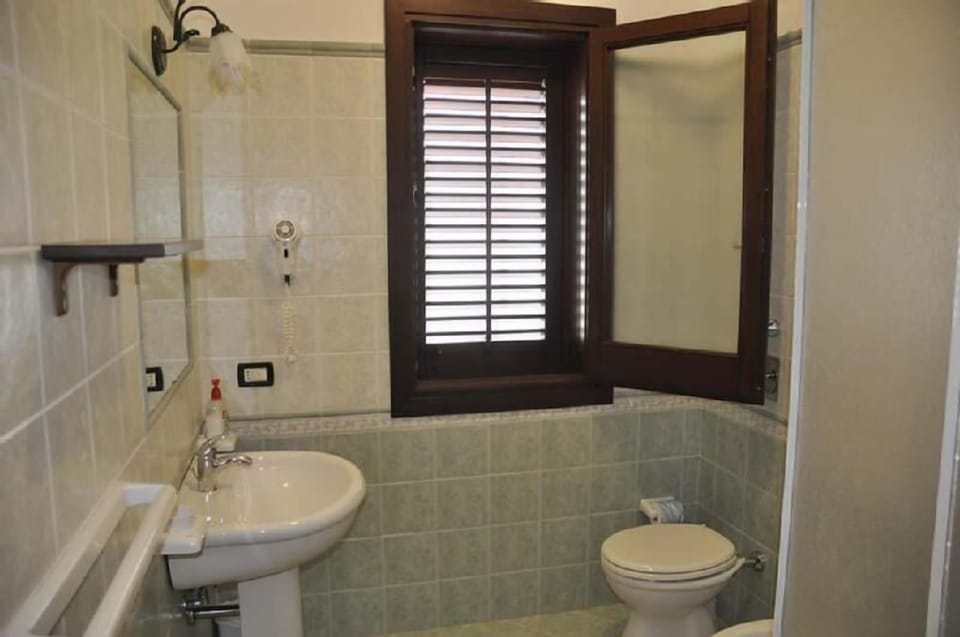 Double Room | Bathroom | Shower, hair dryer, bidet, towels