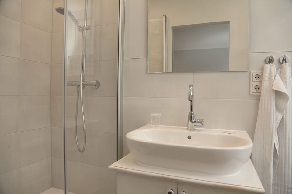 Double Room (Landhaus) | Bathroom | Deep soaking tub, towels