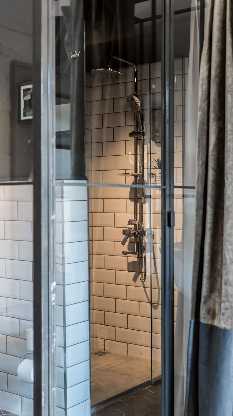Deluxe Room | Bathroom | Shower, rainfall showerhead, hair dryer, slippers