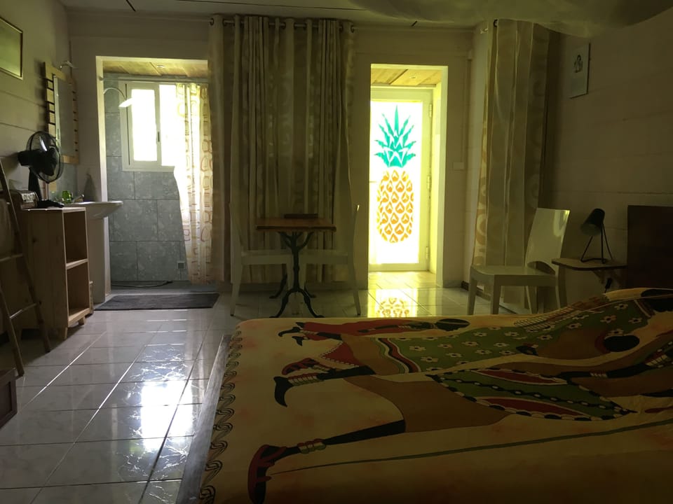 Room, 1 Queen Bed, Non Smoking, Garden View | Iron/ironing board, free cribs/infant beds, rollaway beds, free WiFi