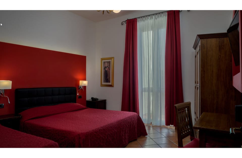 Triple Room | In-room safe, desk, soundproofing, free WiFi