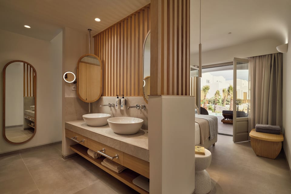Deluxe Double Room, Private Pool | Minibar, in-room safe, desk, soundproofing