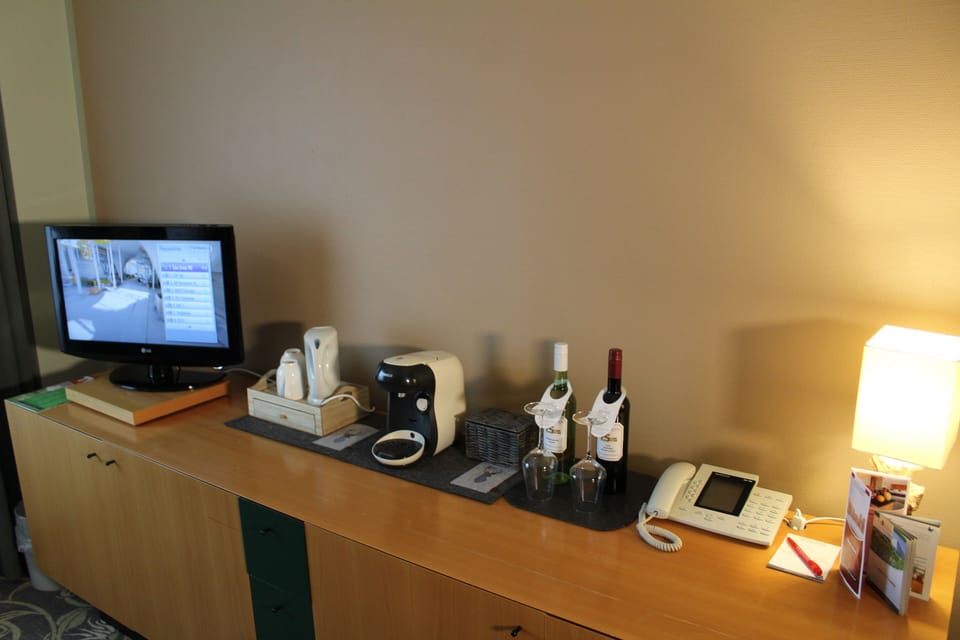 Signature Suite | Living area | Flat-screen TV