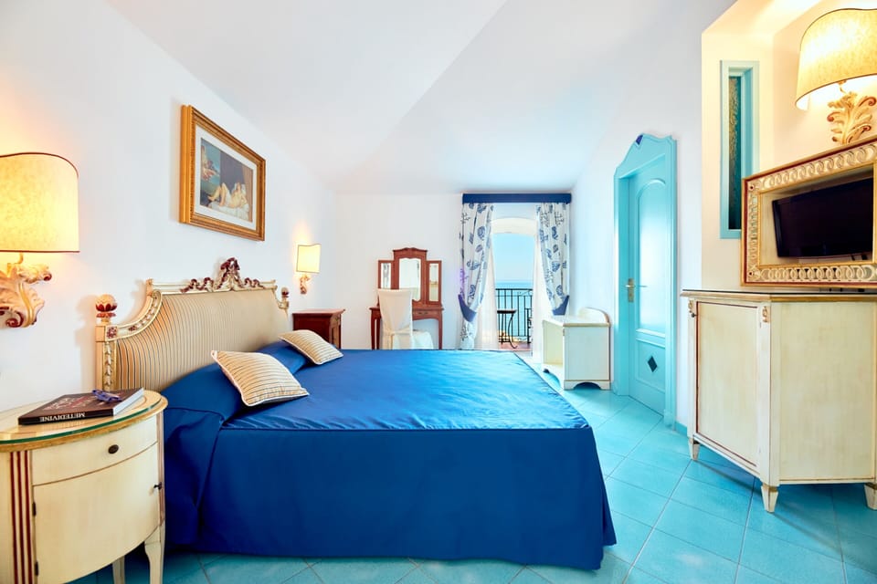 Junior Room, Balcony, Sea View | Minibar, in-room safe, individually decorated, individually furnished