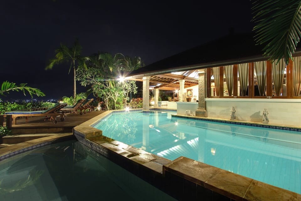 Senyum, Traditional 4 Bedroom Cliff View
