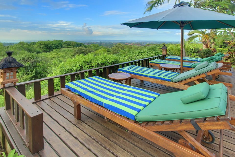 Senyum, Traditional 4 Bedroom Cliff View