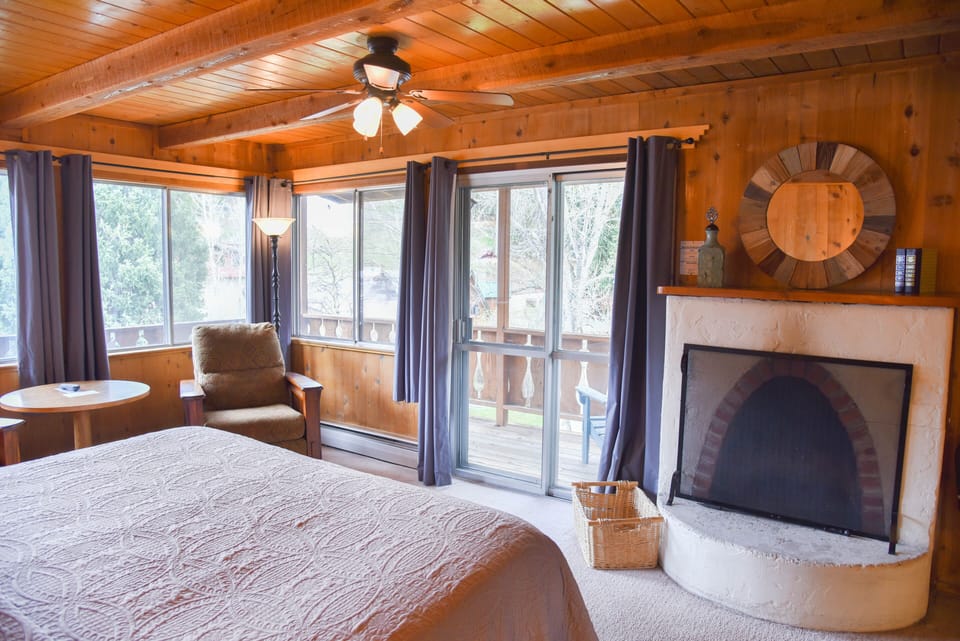 Romantic Room, 1 King Bed, Balcony, Mountain View / Upper Floor (No Pets) | Premium bedding, free WiFi, bed sheets