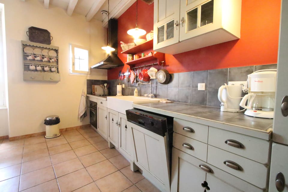 Fully equipped kitchen in Les Tabacs
