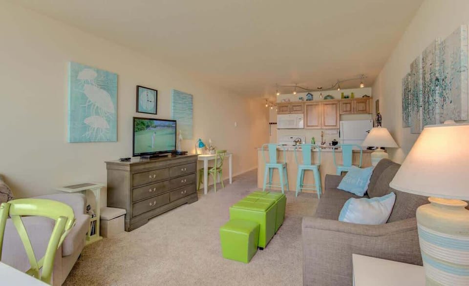 If you're bringing a date to this beachfront condo, make sure things don't get A'quad.