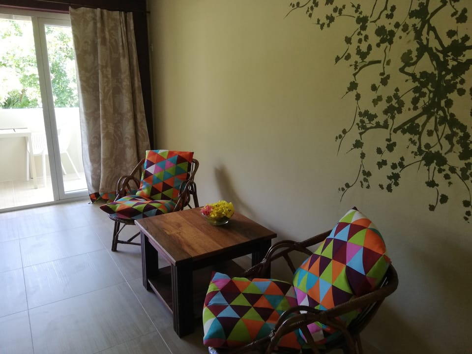 Studio 2 Stylish lounge area  in open plan bedroom