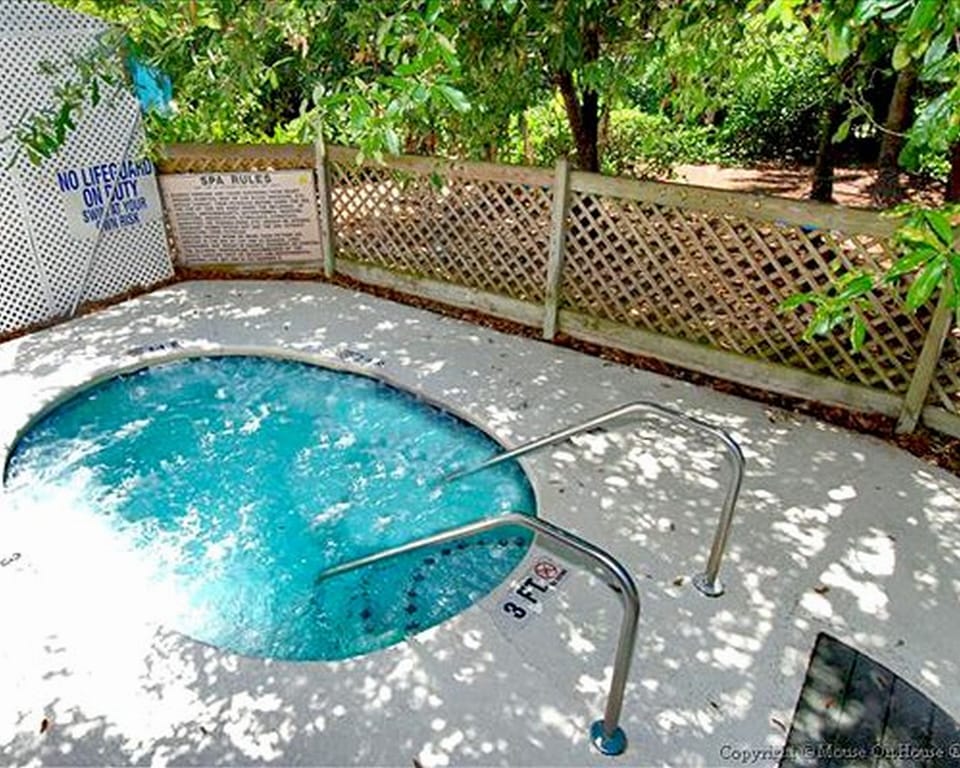 Hot tub - next to pool