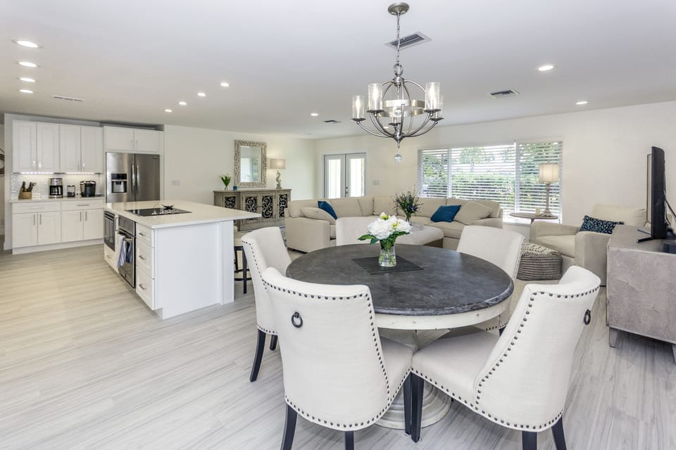 Bright open floor plan, white washed wood look porcelain tile through out