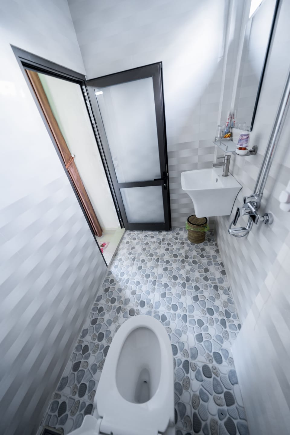 Family Room | Bathroom | Shower, free toiletries, hair dryer, slippers