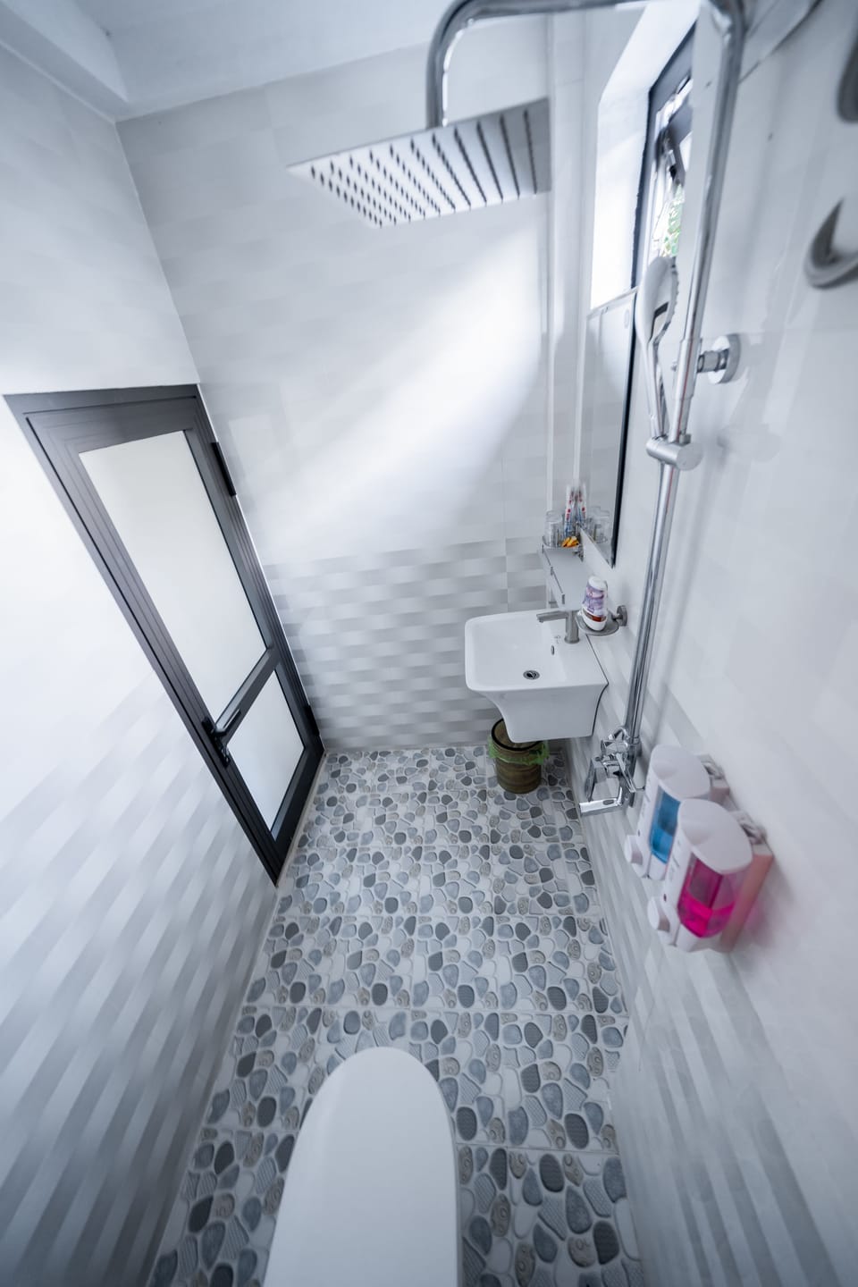 Family Room | Bathroom | Shower, free toiletries, hair dryer, slippers