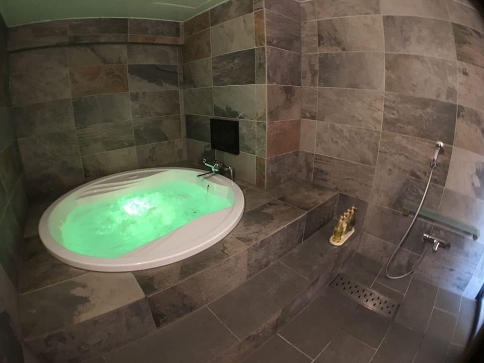 Basic Double Room | Jetted tub