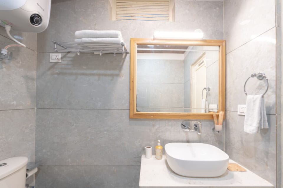 Deluxe Double Room, 1 Double Bed, Non Smoking, Hill View | Bathroom | Shower, free toiletries, slippers, towels