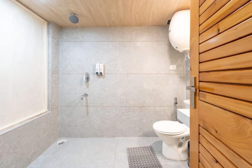 Super Deluxe Room | Bathroom | Shower, free toiletries, slippers, towels