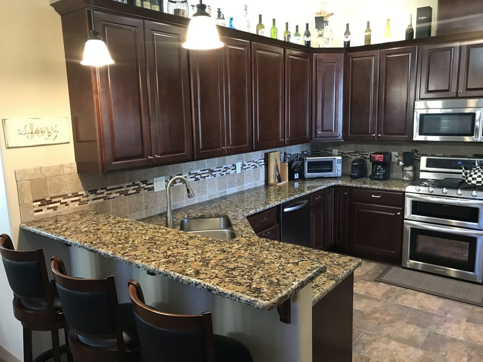 Fully equipped Chefs Kitchen! Gas range, Wine Fridge, Blender, slow cooker etc. 
