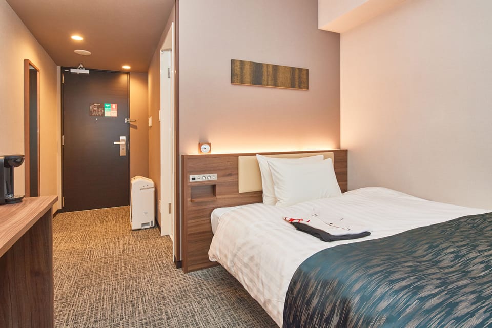Desk, laptop workspace, WiFi (free), bed sheets