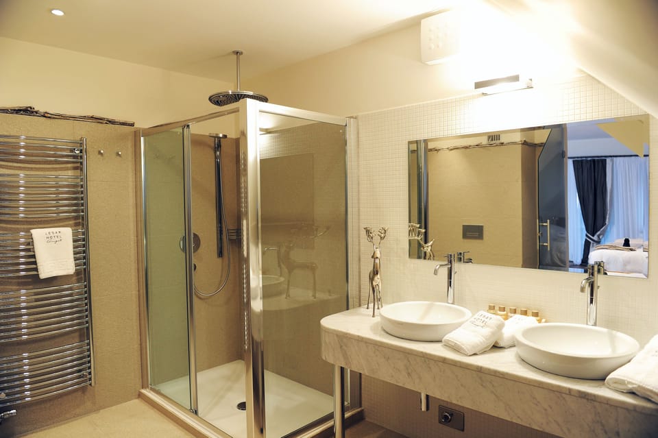 Penthouse | Bathroom | Free toiletries, hair dryer, bathrobes, slippers