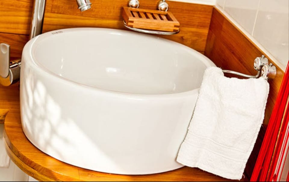 Deluxe Double Room (Passion) | Bathroom | Shower, rainfall showerhead, towels
