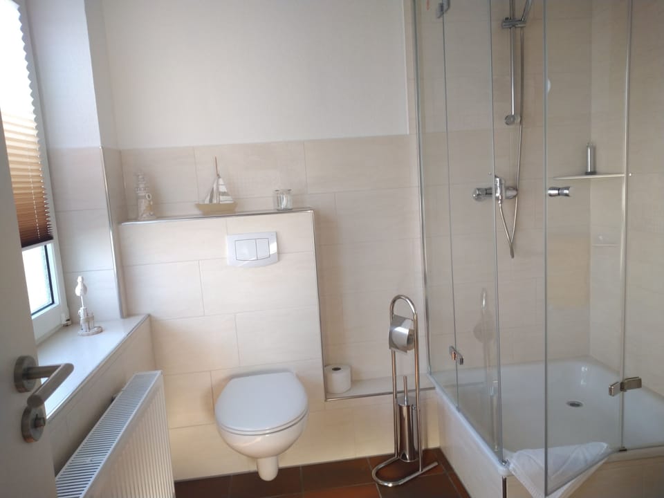 Comfort Twin Room, 1 Bedroom, Non Smoking, Courtyard View | Bathroom | Shower, free toiletries, hair dryer, towels