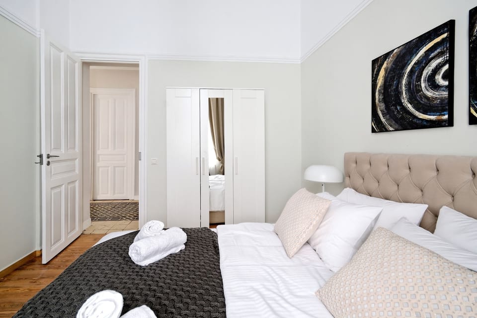Deluxe Apartment, 3 Bedrooms, 2 Bathrooms | 3 bedrooms, premium bedding, in-room safe, individually decorated