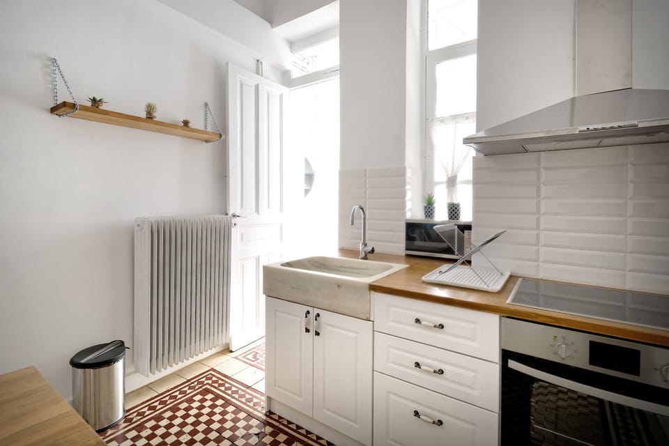 Deluxe Apartment, 3 Bedrooms, 2 Bathrooms | Private kitchen | Full-size fridge, microwave, oven, stovetop