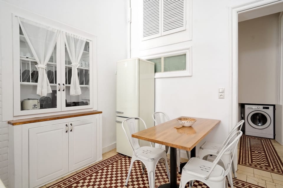 Deluxe Apartment, 3 Bedrooms, 2 Bathrooms | Private kitchen | Full-size fridge, microwave, oven, stovetop